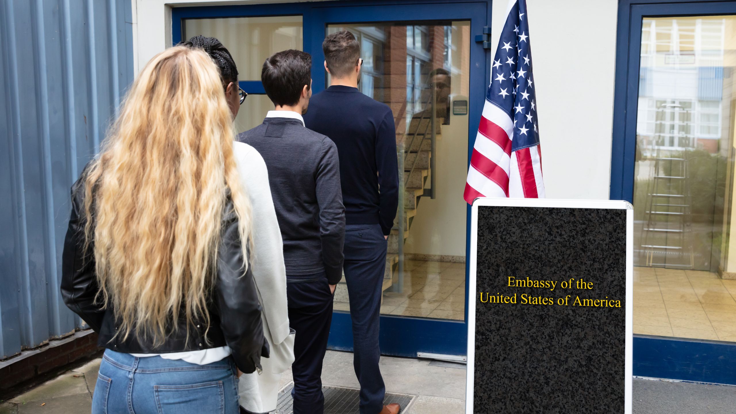 Bild von einer Warteschlange in der US-Botschaft